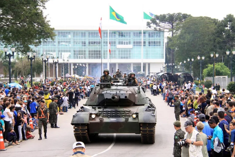 Desfile tem protestos isolados em Curitiba