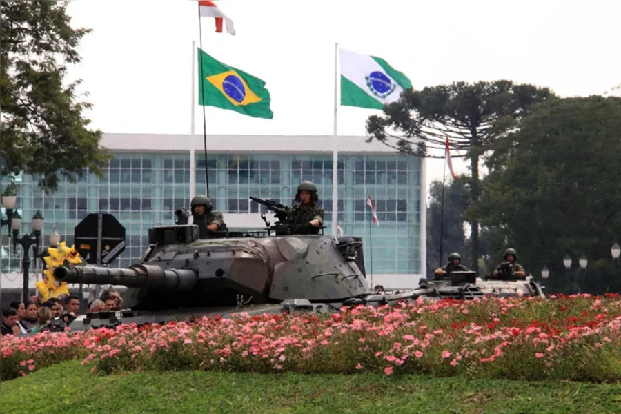 Desfile tem protestos isolados em Curitiba