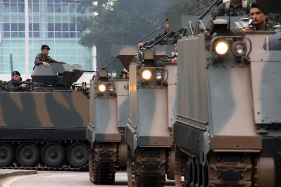 Desfile tem protestos isolados em Curitiba