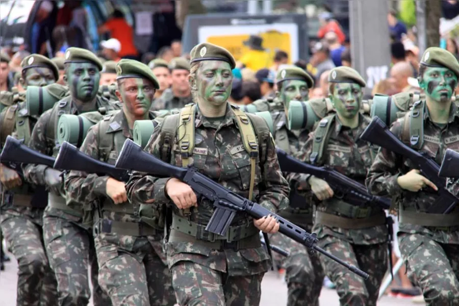 Desfile tem protestos isolados em Curitiba