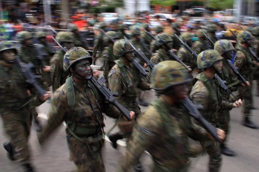 Desfile tem protestos isolados em Curitiba