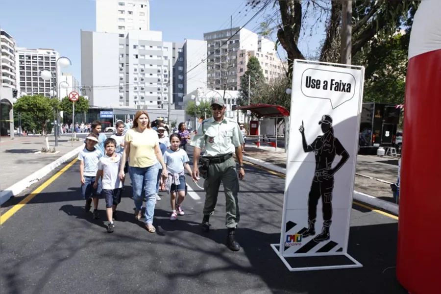 Pedestres ocupam entorno da Catedral