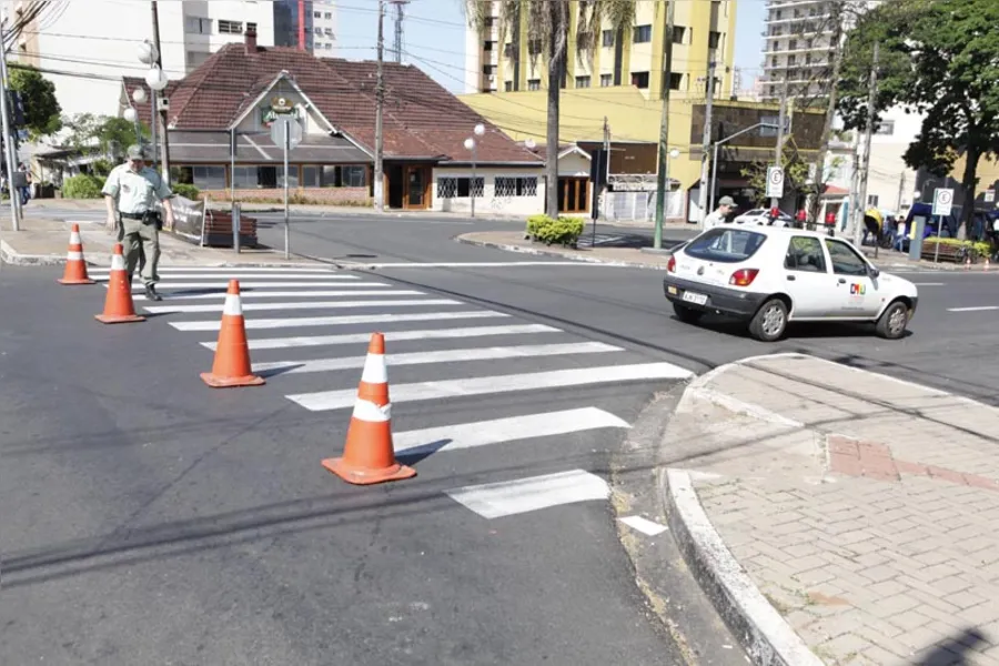 Pedestres ocupam entorno da Catedral