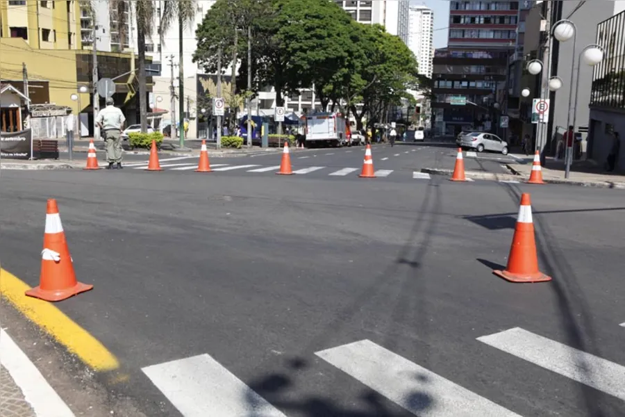 Pedestres ocupam entorno da Catedral