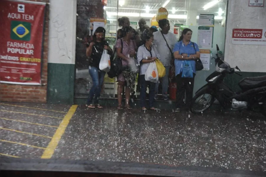 Tempestade provoca estragos em Londrina