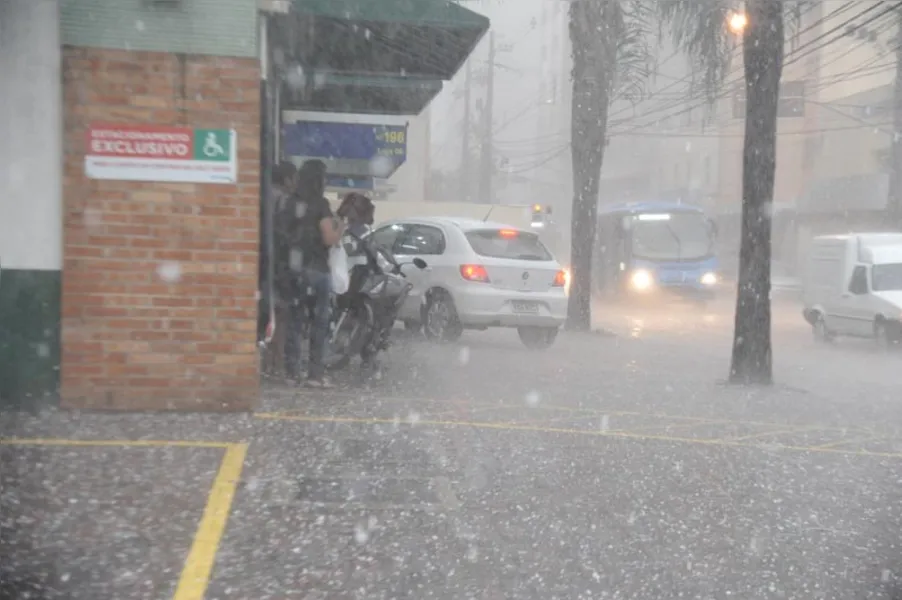 Tempestade provoca estragos em Londrina