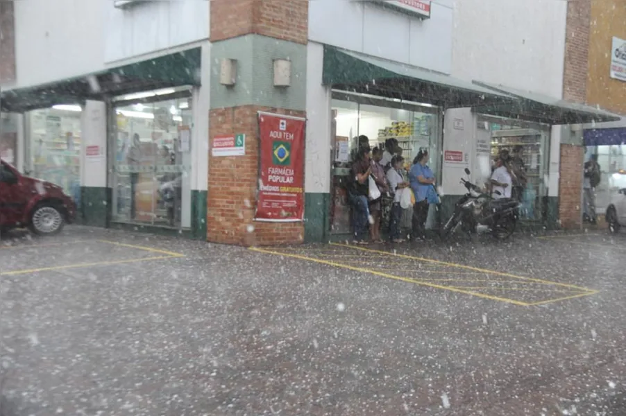 Tempestade provoca estragos em Londrina