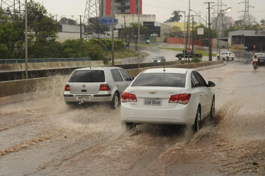 Tempestade provoca estragos em Londrina