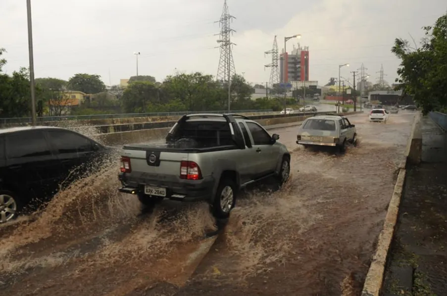 Tempestade provoca estragos em Londrina