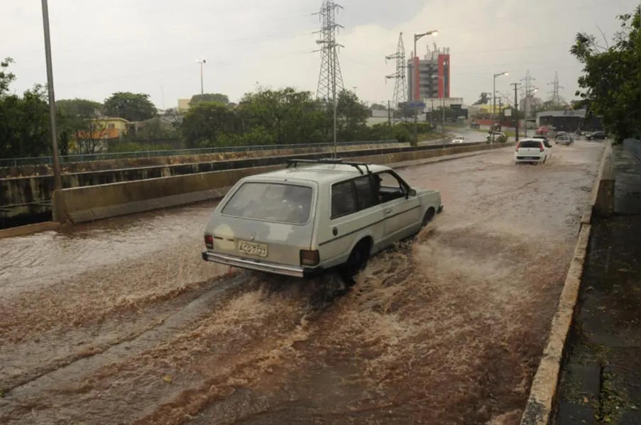 Tempestade provoca estragos em Londrina