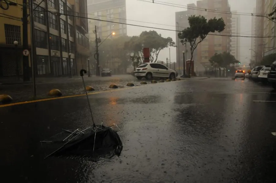 Tempestade provoca estragos em Londrina
