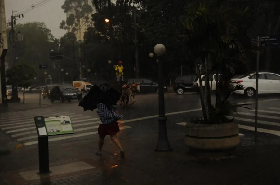 Tempestade provoca estragos em Londrina