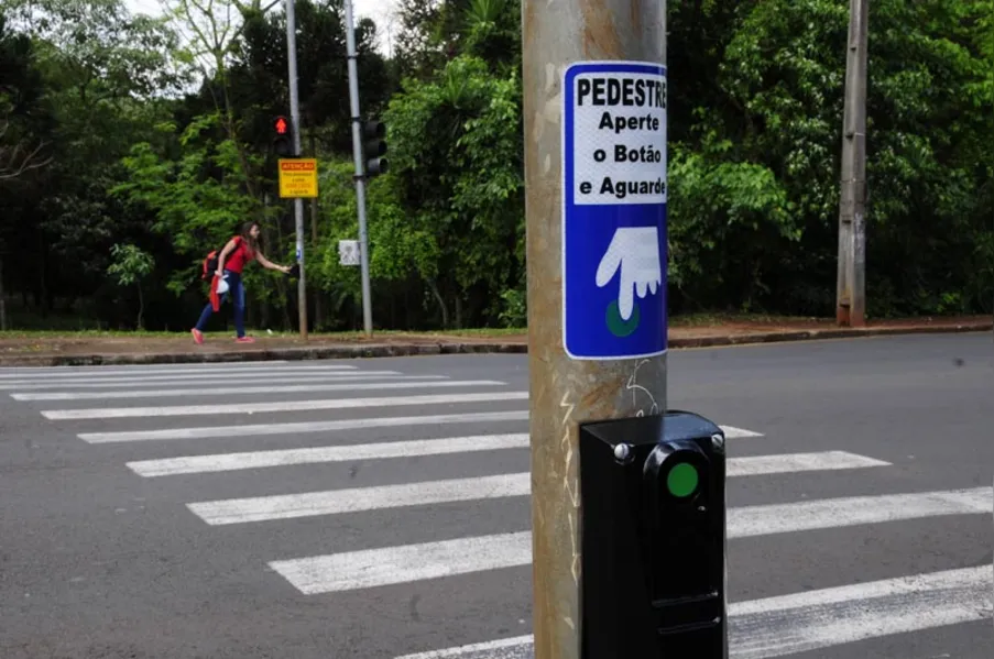 CMTU testa semáforo inteligente