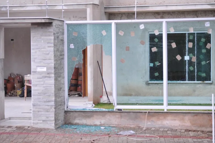 Explosão em casa mobiliza Esquadrão Antibombas