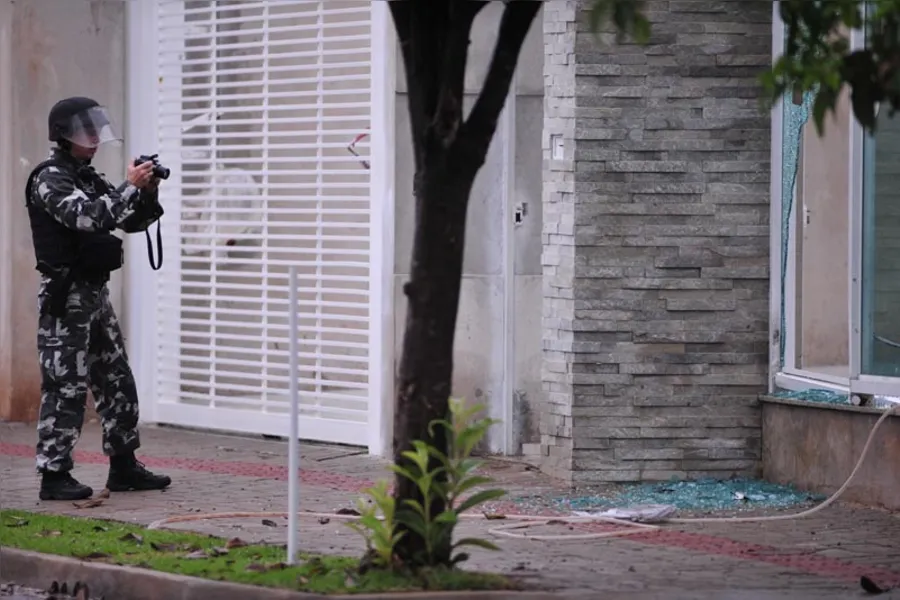 Explosão em casa mobiliza Esquadrão Antibombas