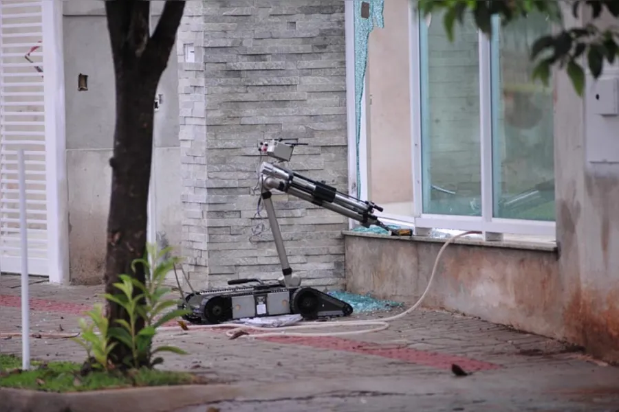 Explosão em casa mobiliza Esquadrão Antibombas