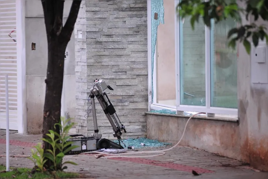 Explosão em casa mobiliza Esquadrão Antibombas
