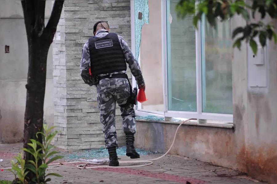Explosão em casa mobiliza Esquadrão Antibombas