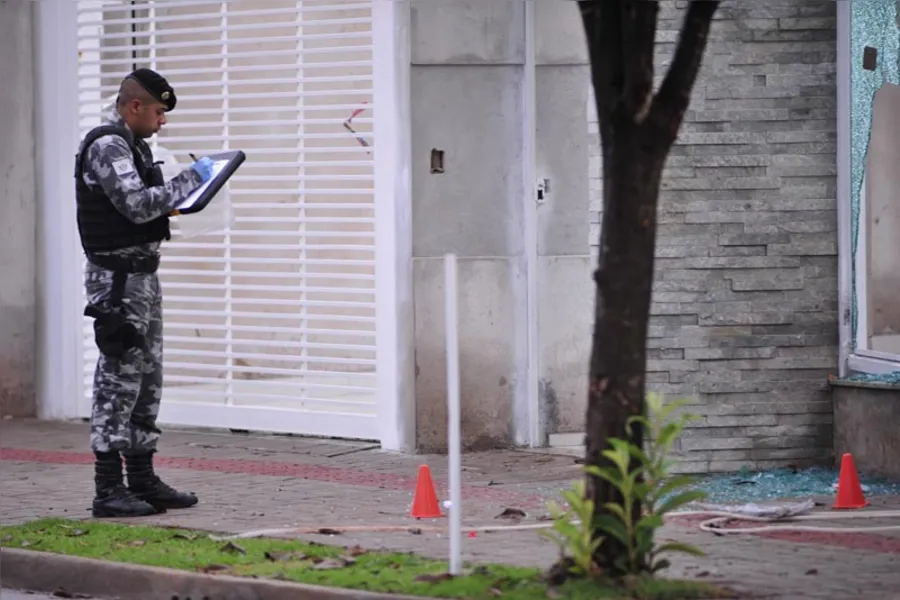 Explosão em casa mobiliza Esquadrão Antibombas