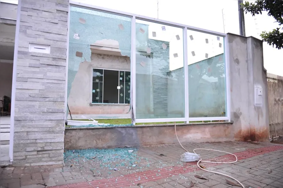 Explosão em casa mobiliza Esquadrão Antibombas