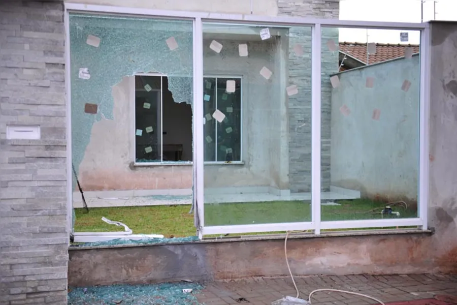 Explosão em casa mobiliza Esquadrão Antibombas