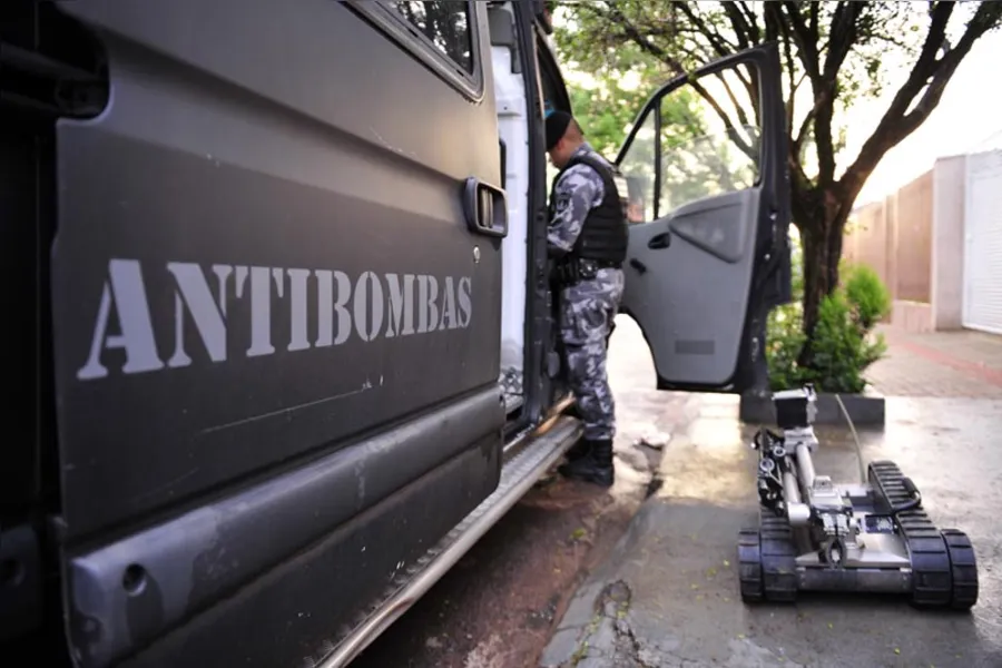 Explosão em casa mobiliza Esquadrão Antibombas