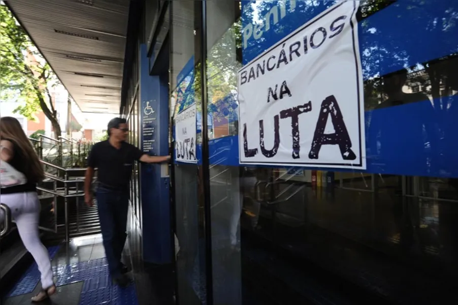 Véspera de greve provoca filas em bancos de Londrina