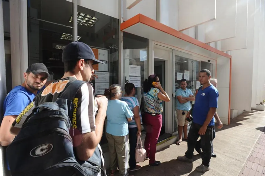 Véspera de greve provoca filas em bancos de Londrina