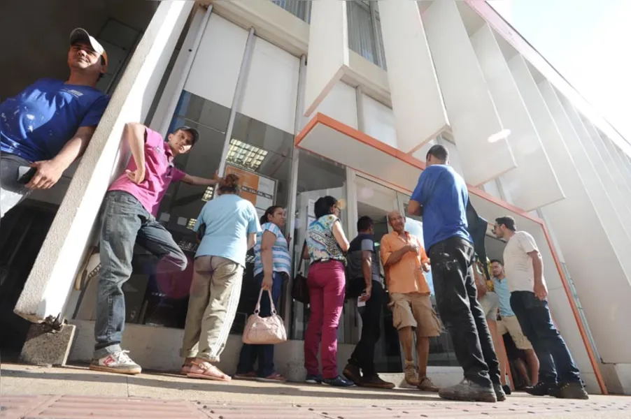 Véspera de greve provoca filas em bancos de Londrina