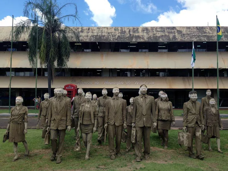 Cegos nas instituições de poder