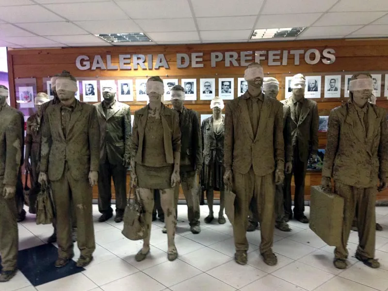 Cegos nas instituições de poder