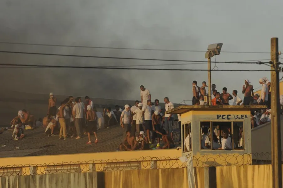 Rebelião na PEL II deixa dois presos feridos