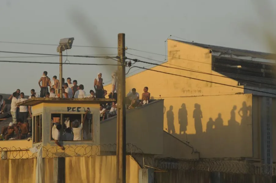 Rebelião na PEL II deixa dois presos feridos