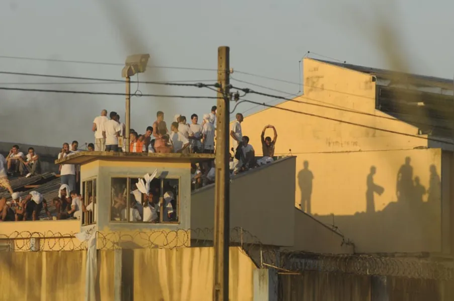 Rebelião na PEL II deixa dois presos feridos