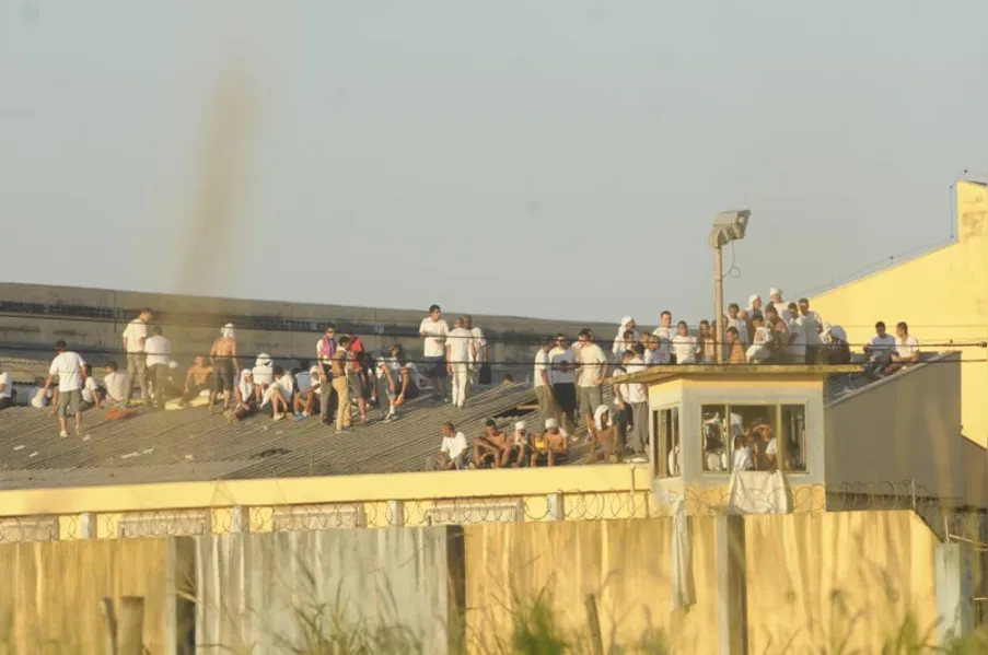 Rebelião na PEL II deixa dois presos feridos