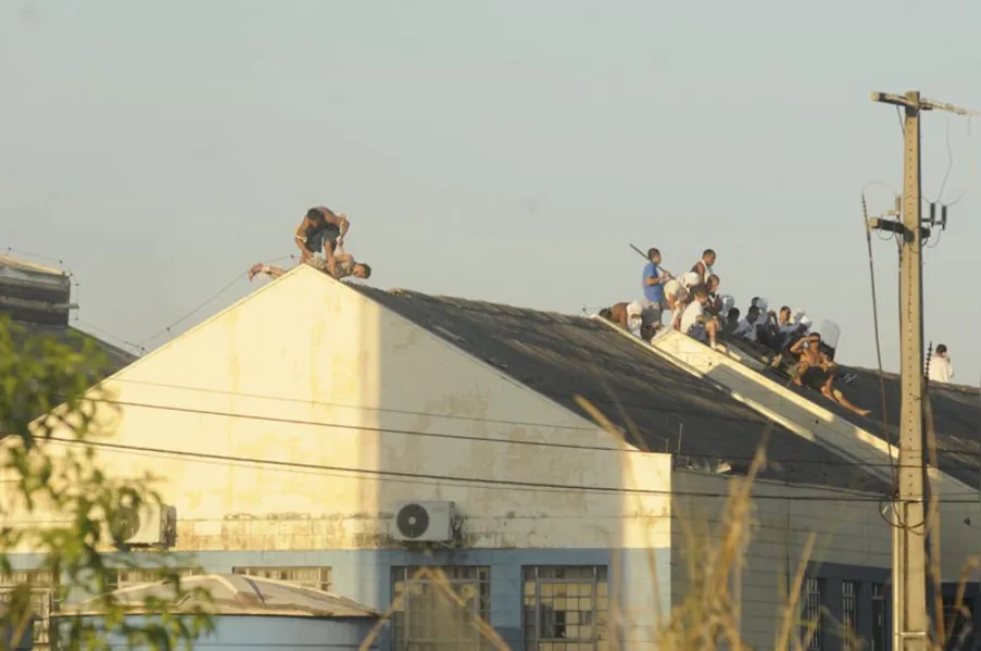 Rebelião na PEL II deixa dois presos feridos