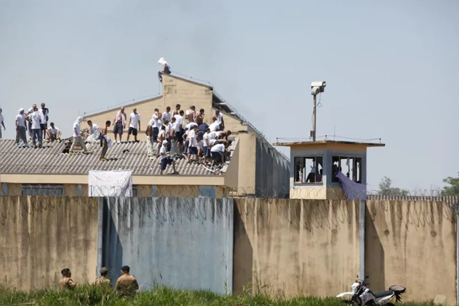 Rebelião na PEL II deixa dois presos feridos