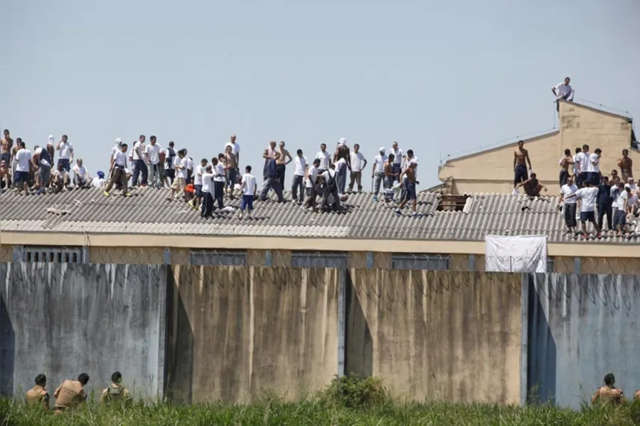 Rebelião na PEL II deixa dois presos feridos