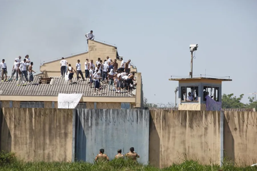 Rebelião na PEL II deixa dois presos feridos