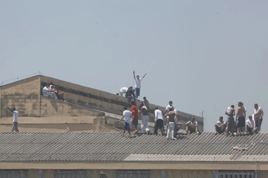 Rebelião na PEL II deixa dois presos feridos