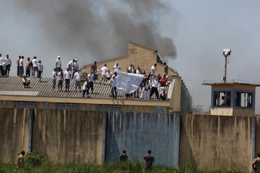 Rebelião na PEL II deixa dois presos feridos