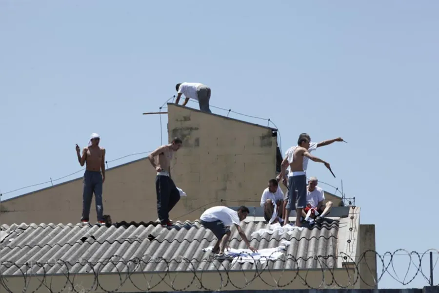 Rebelião na PEL II deixa dois presos feridos