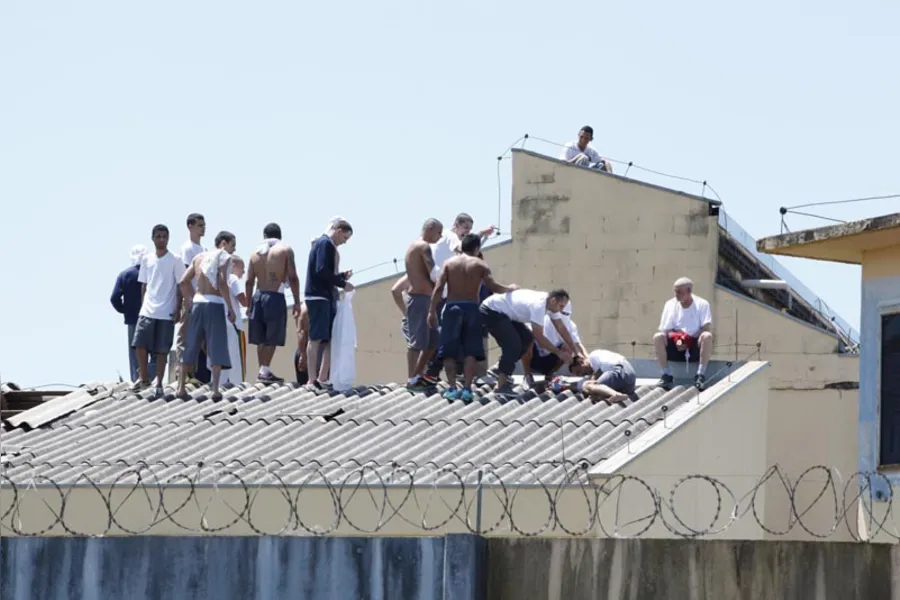 Rebelião na PEL II deixa dois presos feridos