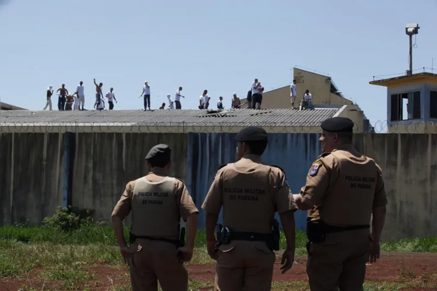 Rebelião na PEL II deixa dois presos feridos