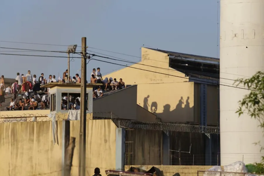 Rebelião na PEL II deixa dois presos feridos