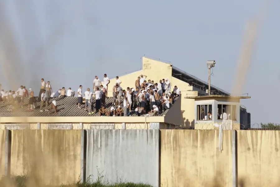 Rebelião na PEL II deixa dois presos feridos
