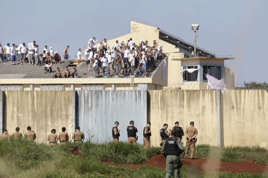 Rebelião na PEL II deixa dois presos feridos
