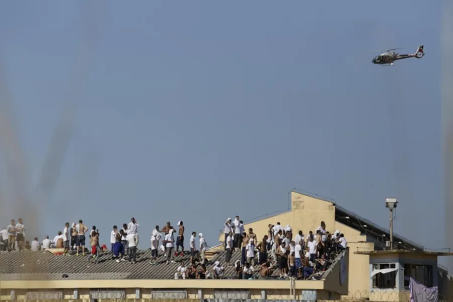 Rebelião na PEL II deixa dois presos feridos