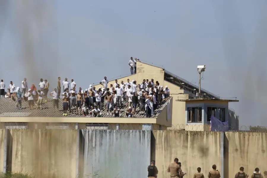 Rebelião na PEL II deixa dois presos feridos