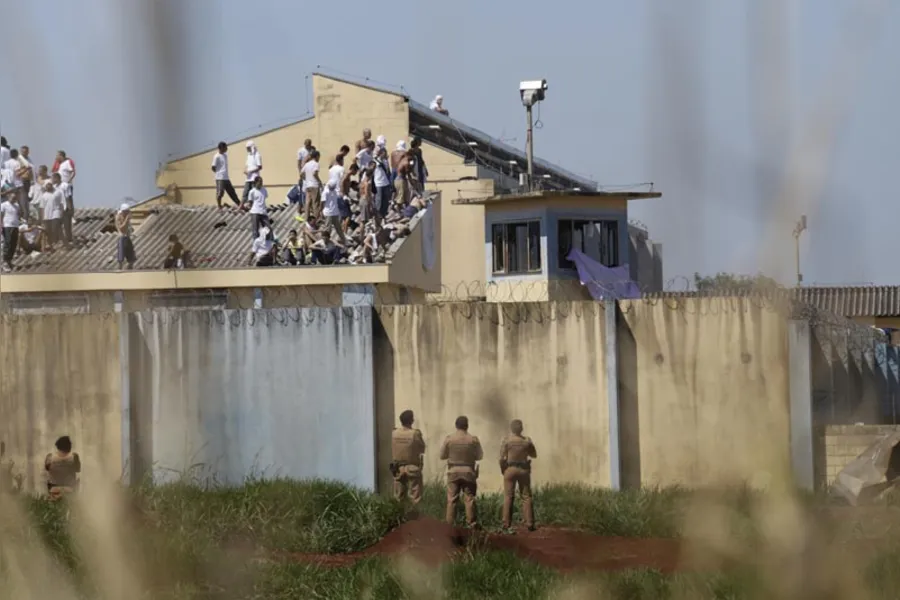 Rebelião na PEL II deixa dois presos feridos